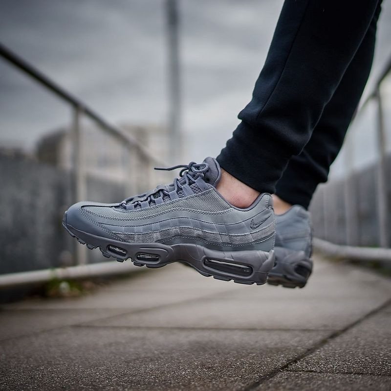 NIKE AIR MAX 95 ESSENTIAL 749766 012 749766 012 Nike